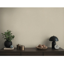 Woonkamer met dressoir, lamp, kamerplant en decoratieve artikelen