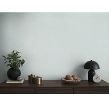 Decoratief dressoir met kamerplant, lamp en decoratieve schalen voor een stijlvolle woonsfeer