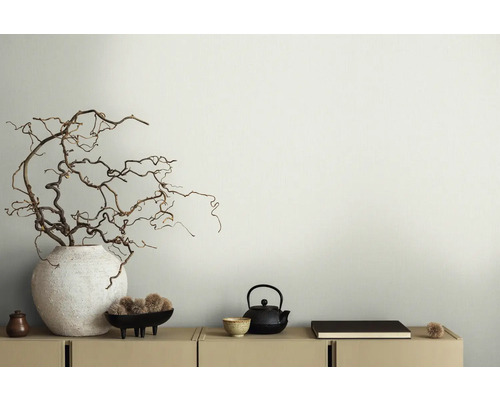 Decoratief interieurontwerp met takken in vaas, theepot en schaal op een kast