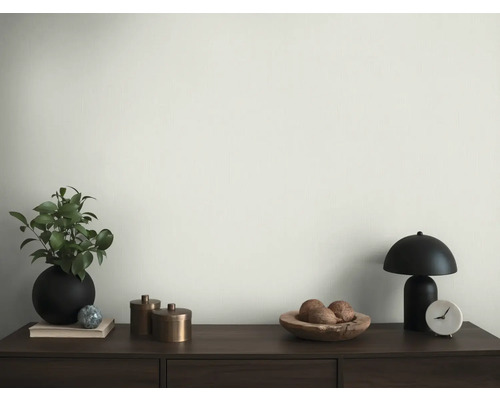 Decoratief interieur met plant, lamp en houten schaal op een dressoir