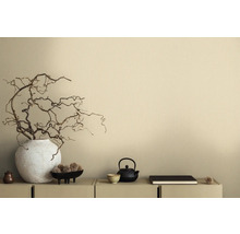 Decoratieve scène met takken in vaas, theepot en schaal op dressoir