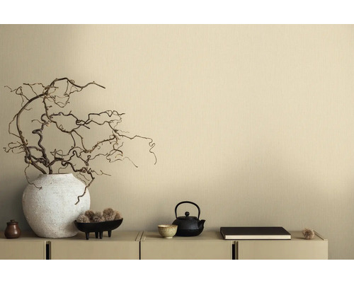 Decoratieve scène met takken in vaas, theepot en schaal op dressoir