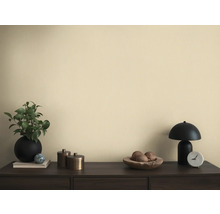 Decoratieve interieurdecoratie op een donkerhouten kast voor een lichte muur.