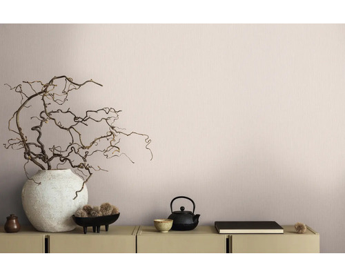 Decoratieve woonomgeving met vaas, takken, theepot en schaal op een kast