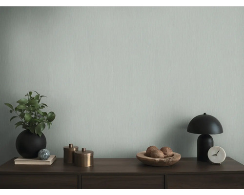 Decoratief stilleven op een dressoir met kamerplant, lamp en decoratie