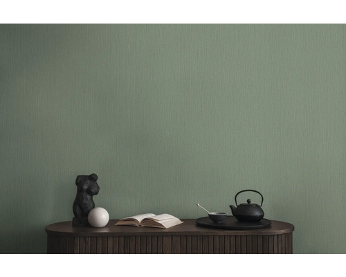 Geverfd vliesbehang in de kamer met decoratie op een dressoir