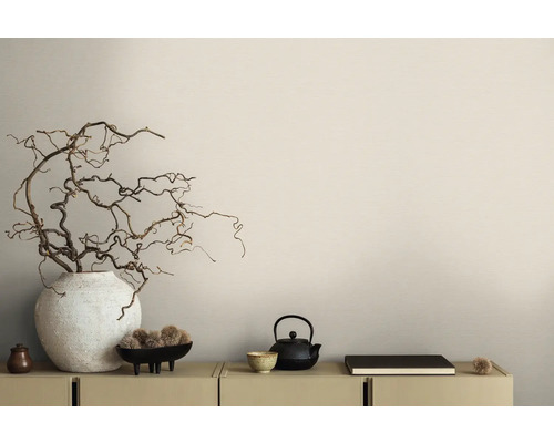 Decoratieve opstelling met vaas, takken, theepot en boek op een kast