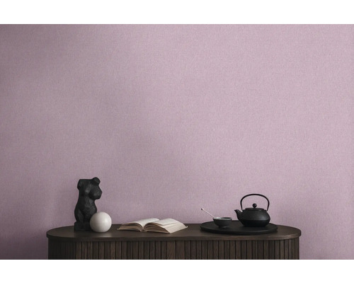 Close-up van een commode met decoraties en een subtiel wandbehang op de achtergrond. De scène oogt rustig en uitnodigend.