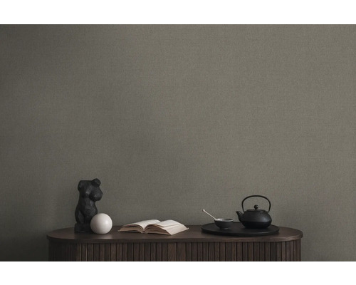 Behang in woonkamer met tafel, sculptuur, boek en theeservies