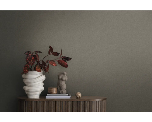 Close-up van een gestructureerd behang met decoratieve elementen op een houten kast