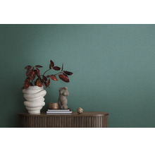 Textielbehang in interieur met dressoir, decoratie en plant