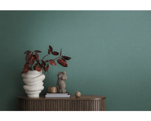 Textielbehang in interieur met dressoir, decoratie en plant