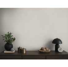Decoratieve schikking met tafellamp, plant en accessoires op een dressoir