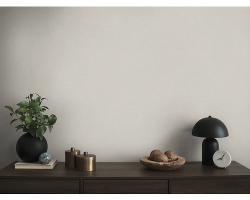 Decoratieve schikking met tafellamp, plant en accessoires op een dressoir