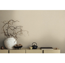 Decoratieve takken in vaas, theepot en schaal op een kast