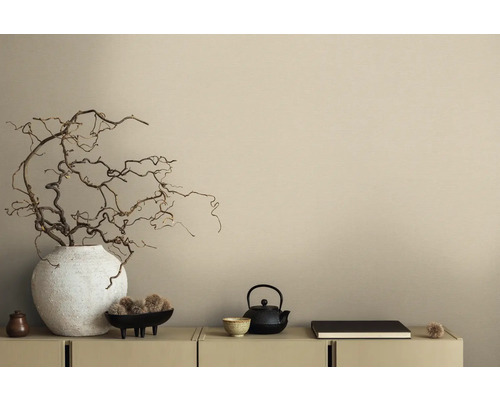 Decoratieve takken in vaas, theepot en schaal op een kast