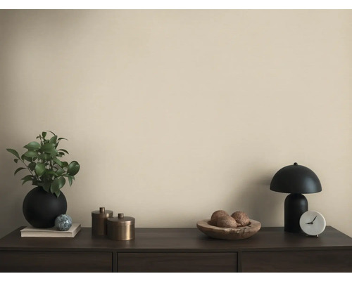 Decoratieve objecten zoals een plant, een lamp en een schaal op een dressoir