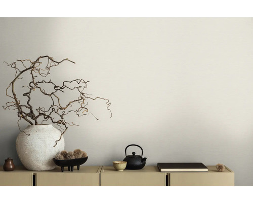 Decoratieve scène met vaas, takken, theepot en schaal op een kast