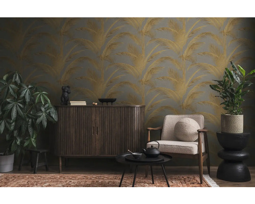 Woonkamer met patroonbehang, kast, fauteuil, tafel en planten