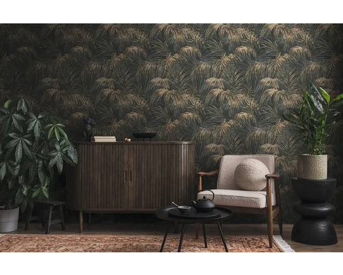 Woonkamer met botanisch behang, dressoir en fauteuil