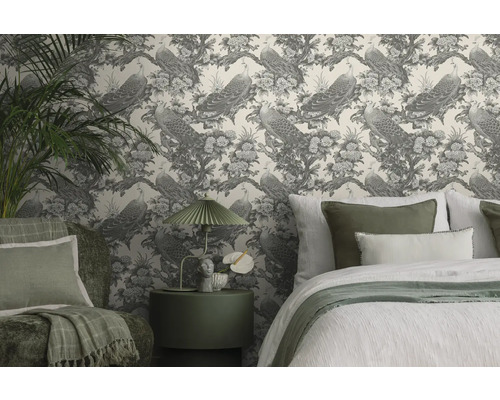 Decoratieve slaapkamer met behangmotief, bed en bijzettafel.