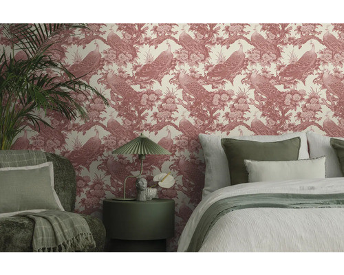 Decoratieve slaapkamer met behang met motief, bed en bijzettafel