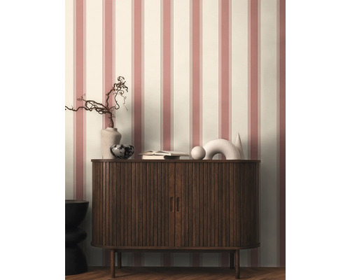 Decoratief interieur met houten dressoir, vaas en gestreept behang