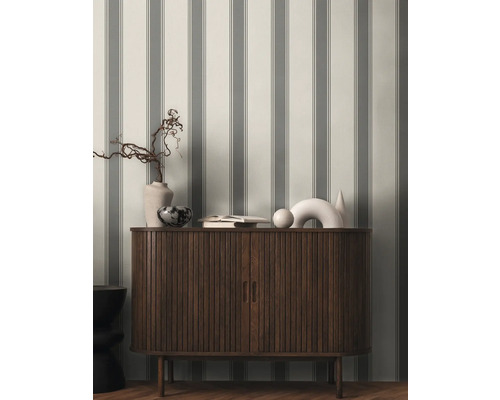 Scene met gestreept behang en houten kast