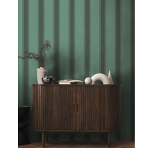 Behang met strepen en houten dressoir in de kamer
