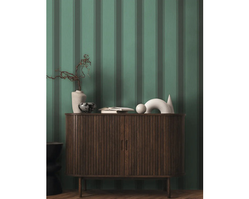 Behang met strepen en houten dressoir in de kamer