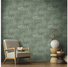 Kamerweergave met groen bladbehang, fauteuil en decoratie