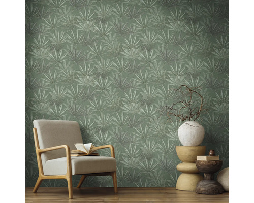 Kamerweergave met groen bladbehang, fauteuil en decoratie