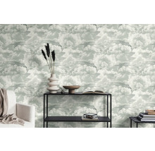 Woonkamer met wolkenbehang, rek en decoraties voor een lichte sfeer