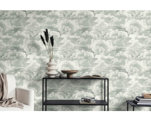 Woonkamer met wolkenbehang, rek en decoraties voor een lichte sfeer