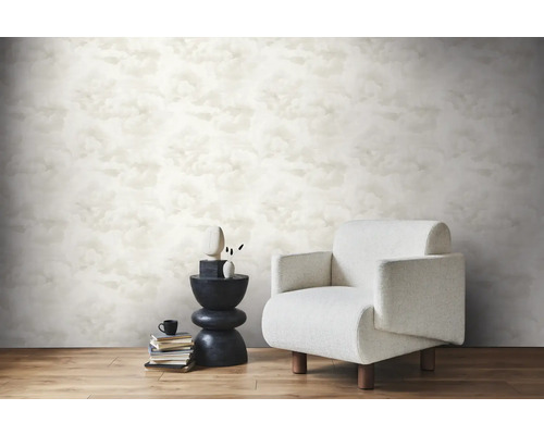 Kamerweergave met wolkenbehang, fauteuil en bijzettafel.