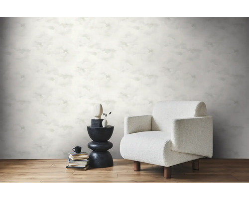 Scene met patroonbehang, fauteuil en bijzettafel