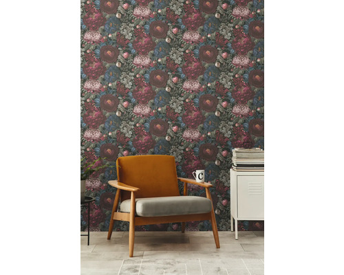 Woonkamer met bloemenbehang, fauteuil en bijzettafel