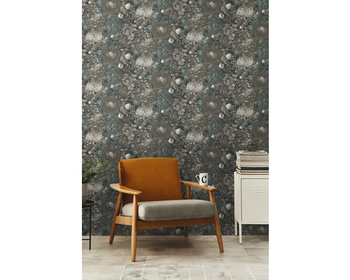 Decoratieve kamer met bloemenbehang, fauteuil en bijzettafel