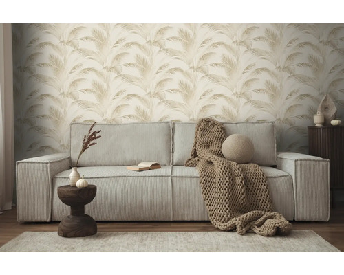Woonkamer met bank, tafel en behang met patroon en plantmotieven