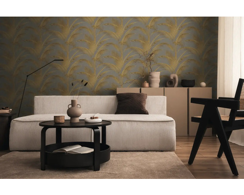 Woonkamer met bank, salontafel en behang met palmmotief