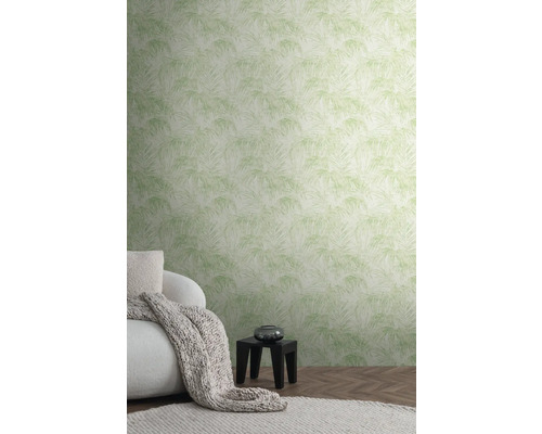 Woonkamerscène met groen palmbladbehang