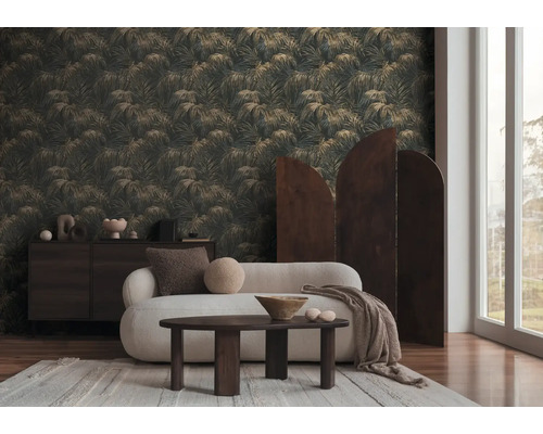 Woonkamer met bank, houten tafel, dressoir en behang met plantenpatroon