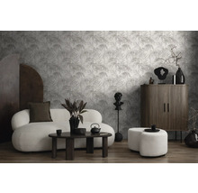 Woonkamer met bank, salontafel, kast en behang met palmmotief voor een moderne woonomgeving.