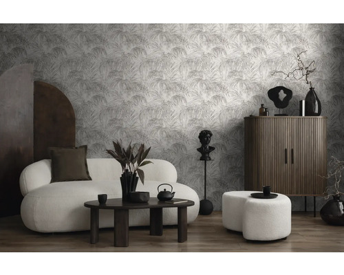 Woonkamer met bank, salontafel, kast en behang met palmmotief voor een moderne woonomgeving.