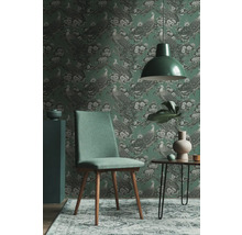 Interieurvoorbeeld met een groen behang met vogelmotief, een groene stoel en een bijpassende lamp