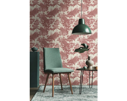 Kamer met behang met pauwenmotief, stoel, lamp en bijzettafel