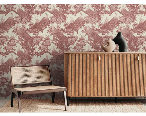 Decoratief behang met pauwenmotief achter dressoir en stoel