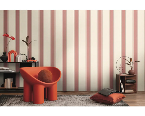 Kamerweergave met gestreept behang, fauteuil en decoratieve elementen op een plank