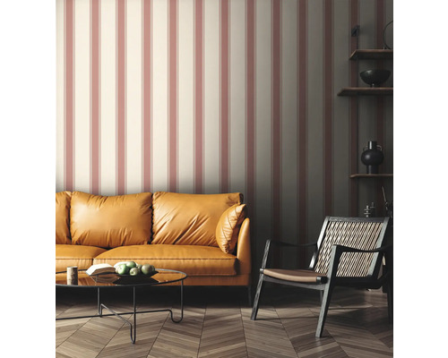 Woonkamer met gestreept behang, bank en fauteuil