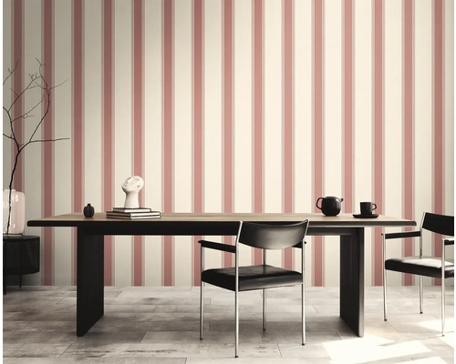 Eetkamer met gestreept behang, tafel en stoelen.